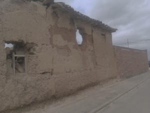 Muchas casas antiguas de adobe se van cayendo... :(